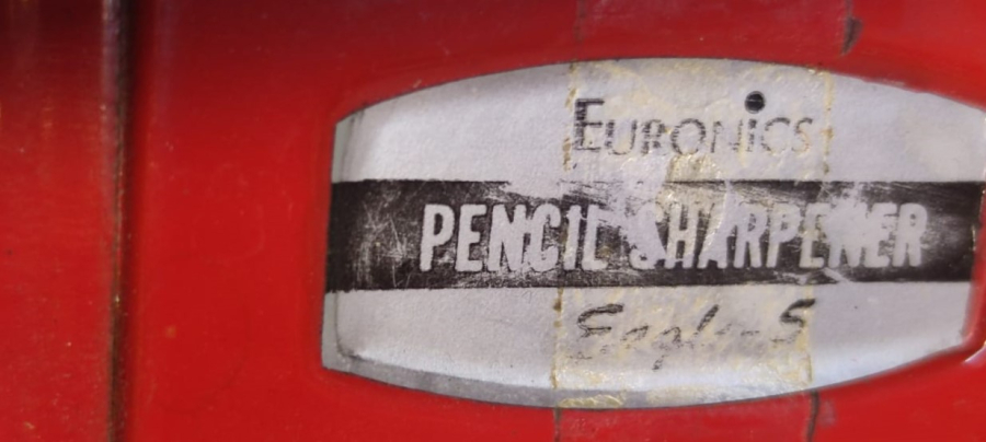 1980 EURONİCS PENCIL SHARPENER  EAGLE 5  METAL KIRMIZI RENKDE MEKANİK CEVİRMELİ KALEMTIRAŞ MASA ÜZERİ
