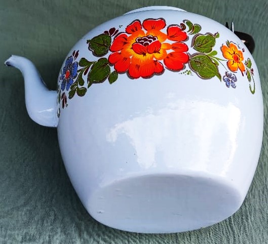 EMAYE EMZİKLİ KAPAKLI BEYAZ ÜZERİNE CİCEK DESENLERİ YAPILMIŞ OYNAK KULPLU CAYDANLIK