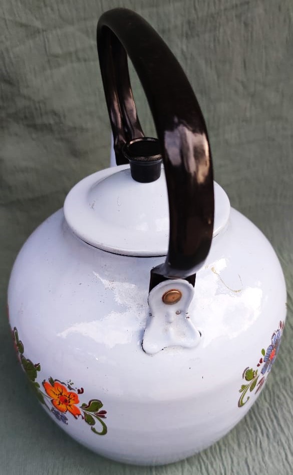 EMAYE EMZİKLİ KAPAKLI BEYAZ ÜZERİNE CİCEK DESENLERİ YAPILMIŞ OYNAK KULPLU CAYDANLIK