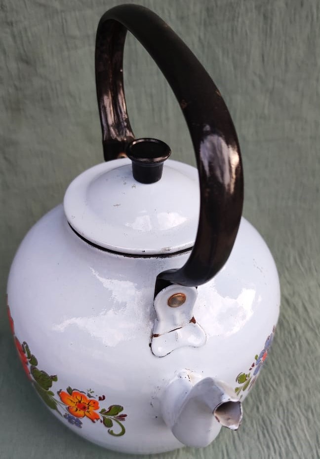 EMAYE EMZİKLİ KAPAKLI BEYAZ ÜZERİNE CİCEK DESENLERİ YAPILMIŞ OYNAK KULPLU CAYDANLIK