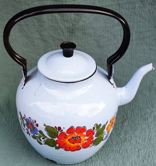 EMAYE EMZİKLİ KAPAKLI BEYAZ ÜZERİNE CİCEK DESENLERİ YAPILMIŞ OYNAK KULPLU CAYDANLIK