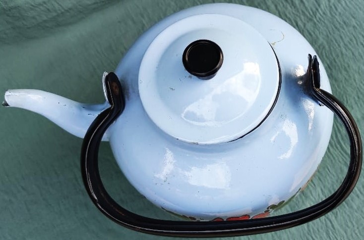 EMAYE EMZİKLİ KAPAKLI BEYAZ ÜZERİNE CİCEK DESENLERİ YAPILMIŞ OYNAK KULPLU CAYDANLIK