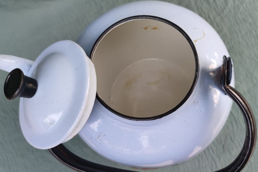 EMAYE EMZİKLİ KAPAKLI BEYAZ ÜZERİNE CİCEK DESENLERİ YAPILMIŞ OYNAK KULPLU CAYDANLIK