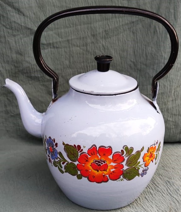 EMAYE EMZİKLİ KAPAKLI BEYAZ ÜZERİNE CİCEK DESENLERİ YAPILMIŞ OYNAK KULPLU CAYDANLIK