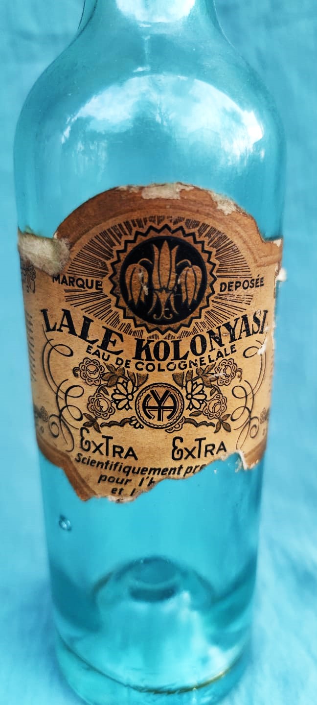 CUMHURİYET BAŞI LALE KOLONYASI MARQUE DEPOSEE 80 DERECE EXTRA BAKALIT CEVİRME KAPAKLI BOŞ KOLONYA CAM SİŞE 