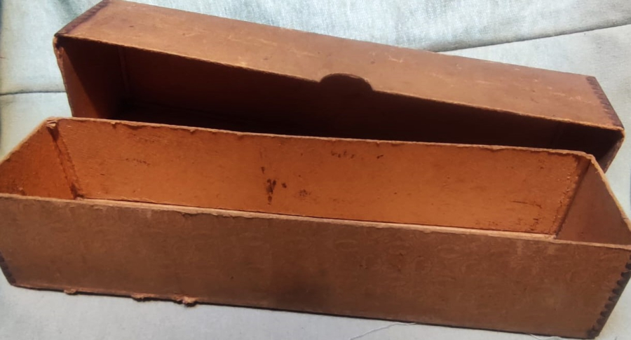 1910 ALMAN BERNDORF PASLANMAZ YEMEK BICAGI KUTUSU SERT MUKAVVA KENARLARI TENEKE ZIMBALI KREM RENKDE KAPAKLI KUTU