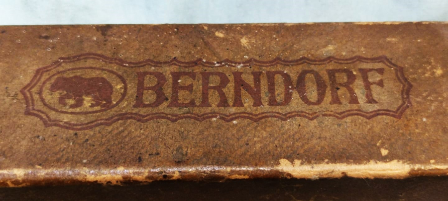 1910 ALMAN BERNDORF PASLANMAZ YEMEK BICAGI KUTUSU SERT MUKAVVA KENARLARI TENEKE ZIMBALI KREM RENKDE KAPAKLI KUTU