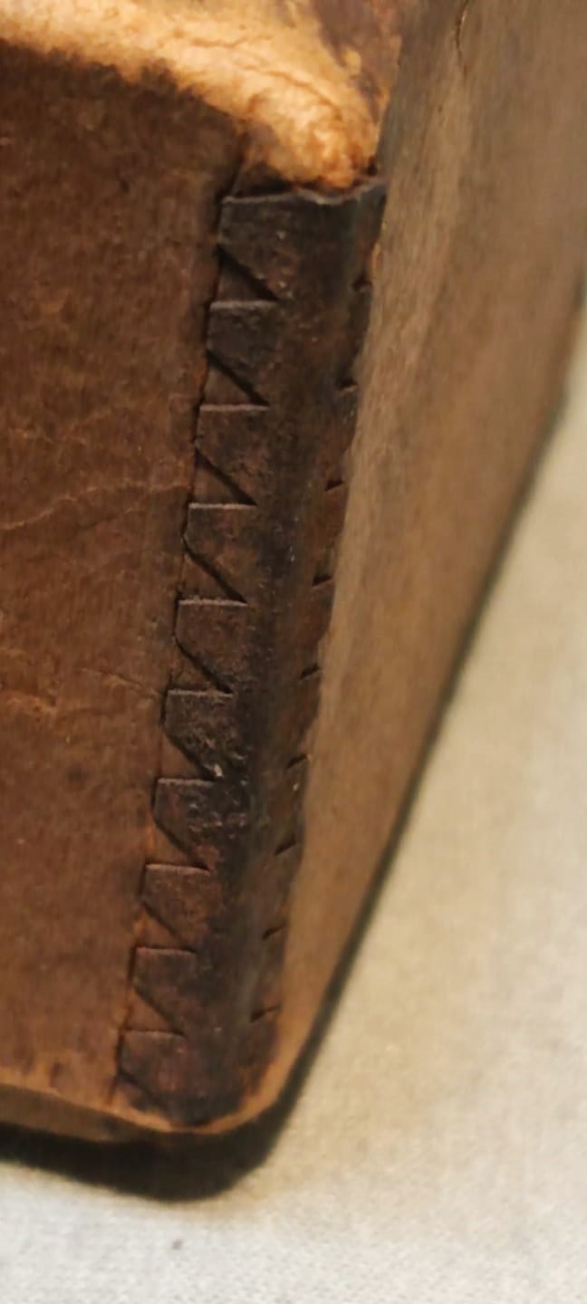 1910 ALMAN BERNDORF PASLANMAZ YEMEK BICAGI KUTUSU SERT MUKAVVA KENARLARI TENEKE ZIMBALI KREM RENKDE KAPAKLI KUTU