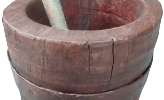 1900 OSMANLI KAHVE CEKİRDEGİ EZİCİ DİBEK DÖNEMİ KİRAZ AĞACINDAN YAPILMIŞ KENARLAR CELİK CEMBERLE SARILI  BRONZ ELİYLE BİRLİKTE AHŞAP DİBEK