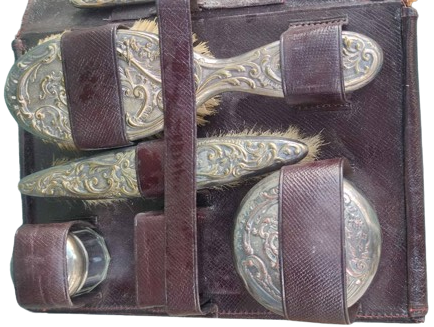 1920 LAVANTEN SEYAHAT BAKIM VE TEMİZLİK  SETİ DERİ CANTASINDA CAM KABLAR KAPAKLAR İŞLEMELİ 16 PARCADAN OLUŞAN SET