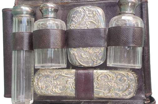 1920 LAVANTEN SEYAHAT BAKIM VE TEMİZLİK  SETİ DERİ CANTASINDA CAM KABLAR KAPAKLAR İŞLEMELİ 16 PARCADAN OLUŞAN SET