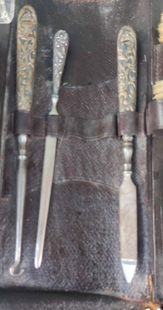 1920 LAVANTEN SEYAHAT BAKIM VE TEMİZLİK  SETİ DERİ CANTASINDA CAM KABLAR KAPAKLAR İŞLEMELİ 16 PARCADAN OLUŞAN SET