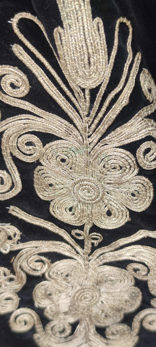 1900 OSMANLI İZMİR YORESİ EFE İŞİ LACİVERT KADİFE ASTARLI SIRMALI CEPKEN UZERİ KOLLARI İŞLEMELİ TAMAMI ELDE İŞLENİP DİKİLMİŞTİR 