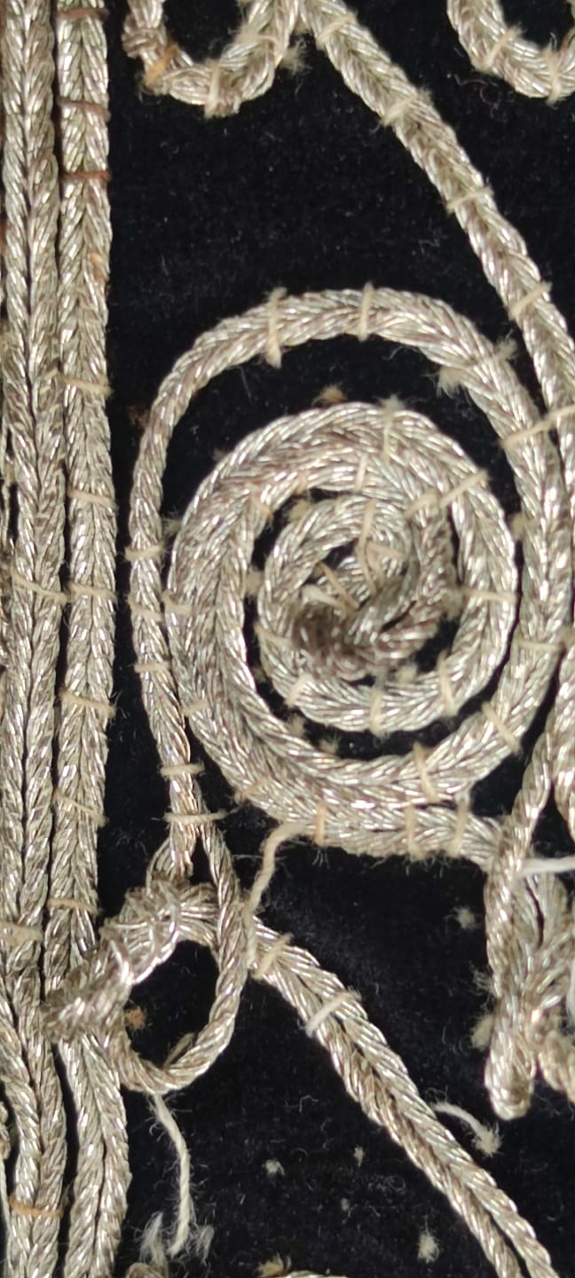 1900 OSMANLI İZMİR YORESİ EFE İŞİ LACİVERT KADİFE ASTARLI SIRMALI CEPKEN UZERİ KOLLARI İŞLEMELİ TAMAMI ELDE İŞLENİP DİKİLMİŞTİR 