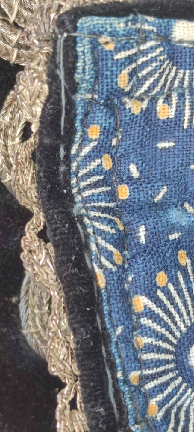 1900 OSMANLI İZMİR YORESİ EFE İŞİ LACİVERT KADİFE ASTARLI SIRMALI CEPKEN UZERİ KOLLARI İŞLEMELİ TAMAMI ELDE İŞLENİP DİKİLMİŞTİR 