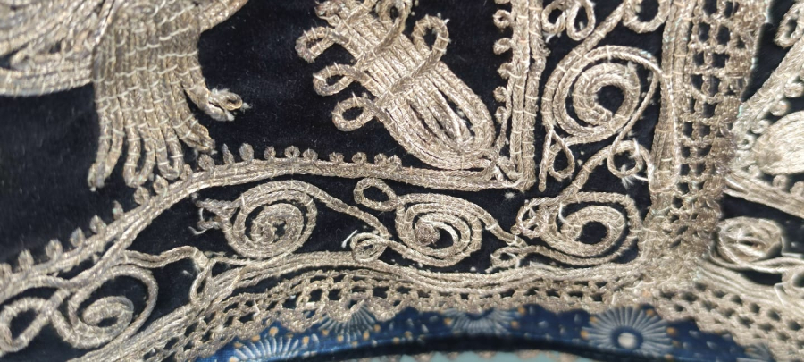 1900 OSMANLI İZMİR YORESİ EFE İŞİ LACİVERT KADİFE ASTARLI SIRMALI CEPKEN UZERİ KOLLARI İŞLEMELİ TAMAMI ELDE İŞLENİP DİKİLMİŞTİR 