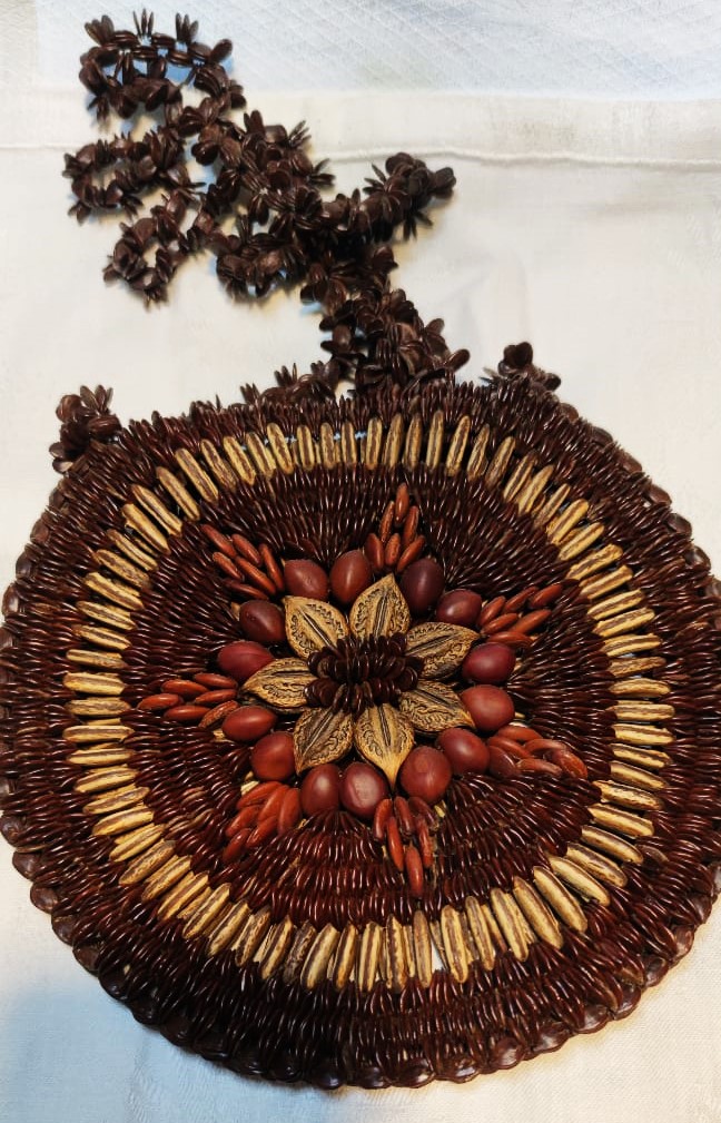 BİTKİ VE MEYVE ÇEKİRDEK VE TOHUMLARINDAN YAPILMIŞ TROPİKAL EL YAPIM CANTA  TAŞINABİLİR DEKORATIF KAHVERENGİ VE KREM TONLARDA KOLEKSİYON ÇANTA 