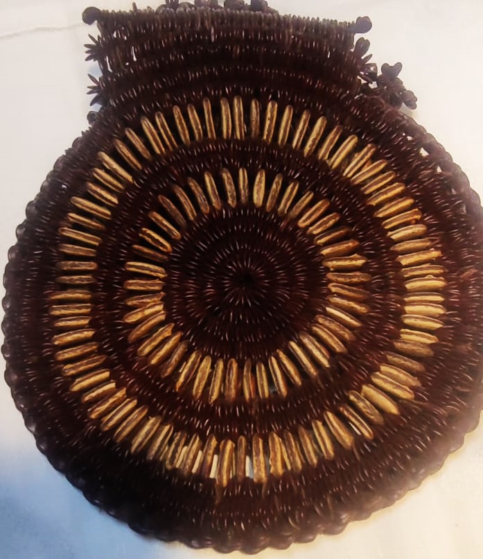 BİTKİ VE MEYVE ÇEKİRDEK VE TOHUMLARINDAN YAPILMIŞ TROPİKAL EL YAPIM CANTA  TAŞINABİLİR DEKORATIF KAHVERENGİ VE KREM TONLARDA KOLEKSİYON ÇANTA 