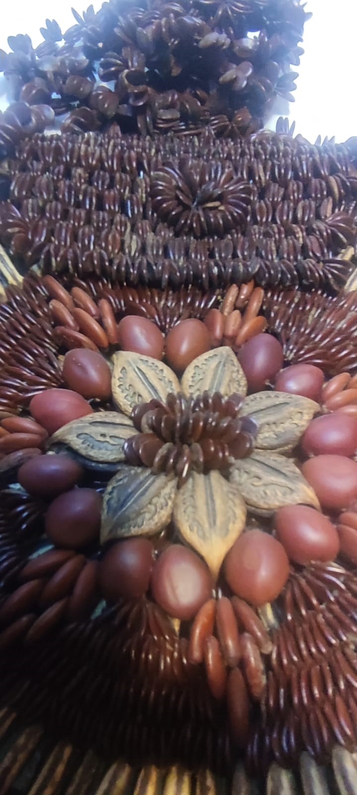 BİTKİ VE MEYVE ÇEKİRDEK VE TOHUMLARINDAN YAPILMIŞ TROPİKAL EL YAPIM CANTA  TAŞINABİLİR DEKORATIF KAHVERENGİ VE KREM TONLARDA KOLEKSİYON ÇANTA 