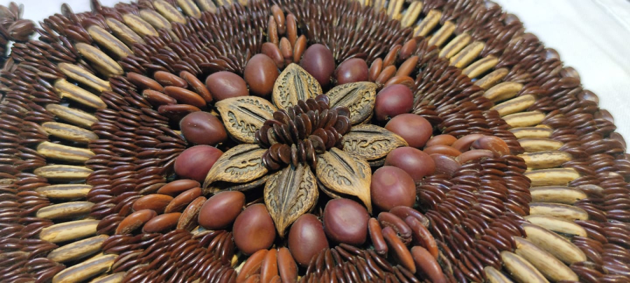 BİTKİ VE MEYVE ÇEKİRDEK VE TOHUMLARINDAN YAPILMIŞ TROPİKAL EL YAPIM CANTA  TAŞINABİLİR DEKORATIF KAHVERENGİ VE KREM TONLARDA KOLEKSİYON ÇANTA 