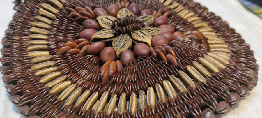 BİTKİ VE MEYVE ÇEKİRDEK VE TOHUMLARINDAN YAPILMIŞ TROPİKAL EL YAPIM CANTA  TAŞINABİLİR DEKORATIF KAHVERENGİ VE KREM TONLARDA KOLEKSİYON ÇANTA 