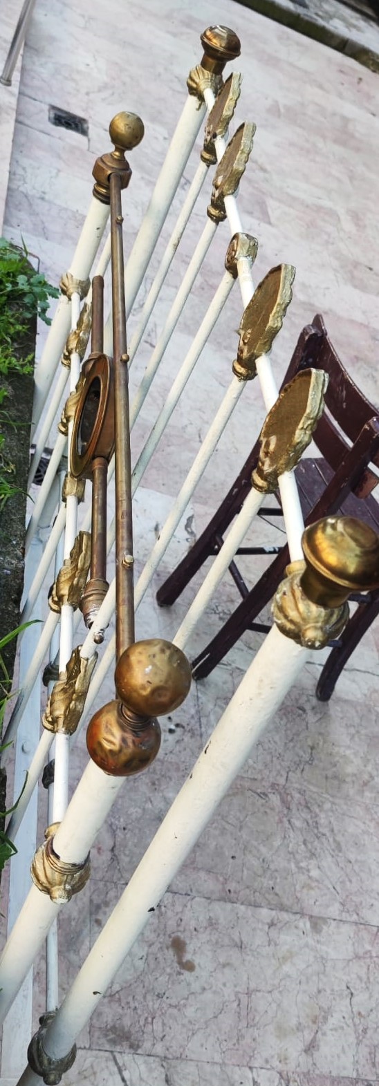 TEK KİŞİLİK PİRİNÇ VE DÖKÜM KARYOLA ÜZERİNDE SERİ NO VARDIR SAYILI ÜERETİM METAL KISIMLAR BEYAZ BOYANMIŞ