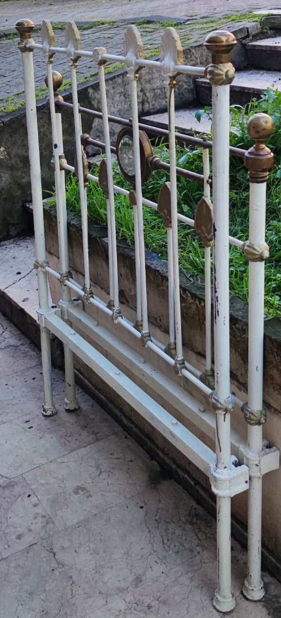 TEK KİŞİLİK PİRİNÇ VE DÖKÜM KARYOLA ÜZERİNDE SERİ NO VARDIR SAYILI ÜERETİM METAL KISIMLAR BEYAZ BOYANMIŞ