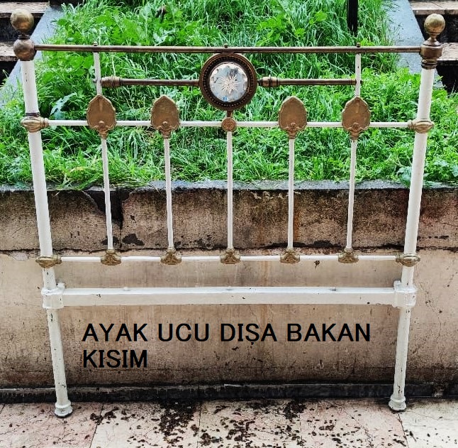 TEK KİŞİLİK PİRİNÇ VE DÖKÜM KARYOLA ÜZERİNDE SERİ NO VARDIR SAYILI ÜERETİM METAL KISIMLAR BEYAZ BOYANMIŞ