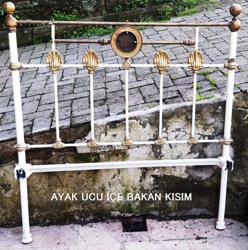 TEK KİŞİLİK PİRİNÇ VE DÖKÜM KARYOLA ÜZERİNDE SERİ NO VARDIR SAYILI ÜERETİM METAL KISIMLAR BEYAZ BOYANMIŞ