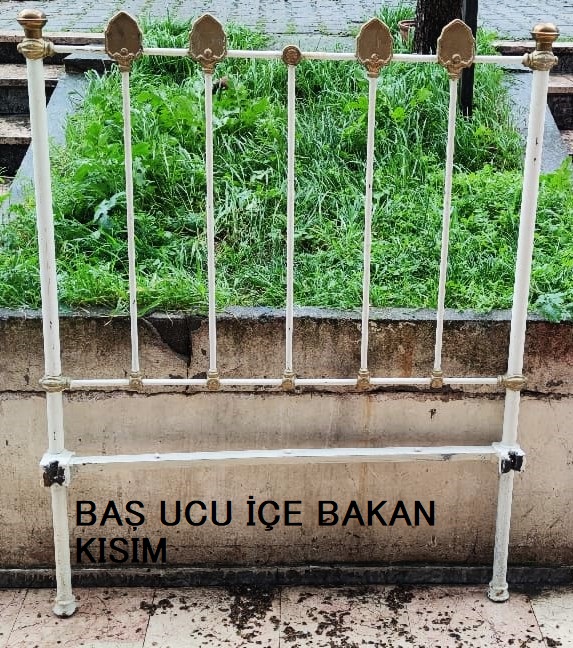 TEK KİŞİLİK PİRİNÇ VE DÖKÜM KARYOLA ÜZERİNDE SERİ NO VARDIR SAYILI ÜERETİM METAL KISIMLAR BEYAZ BOYANMIŞ