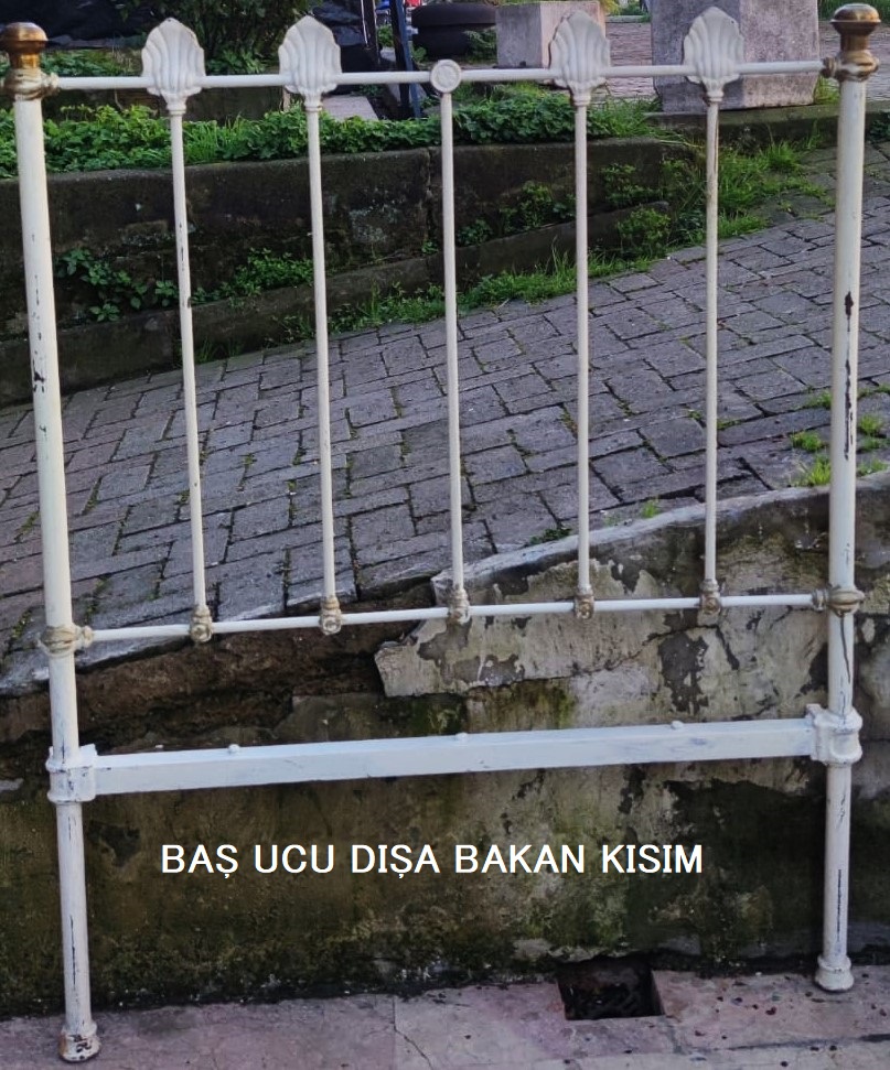 TEK KİŞİLİK PİRİNÇ VE DÖKÜM KARYOLA ÜZERİNDE SERİ NO VARDIR SAYILI ÜERETİM METAL KISIMLAR BEYAZ BOYANMIŞ