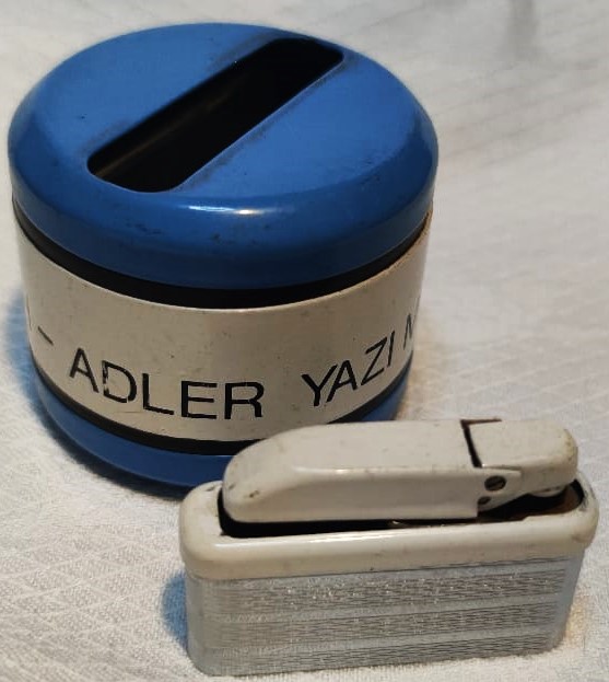 1960  TA TRIUMP ADLER YAZI MAKİNALARI REKLAMLI MASA CAKMAGI İÇERSİNDE METAL İBELO CAKMAK KULLANILMIŞ