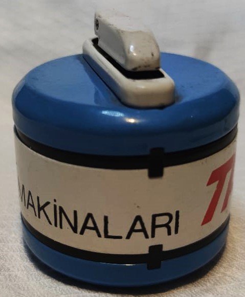 1960  TA TRIUMP ADLER YAZI MAKİNALARI REKLAMLI MASA CAKMAGI İÇERSİNDE METAL İBELO CAKMAK KULLANILMIŞ