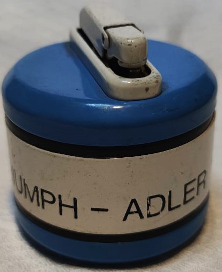 1960  TA TRIUMP ADLER YAZI MAKİNALARI REKLAMLI MASA CAKMAGI İÇERSİNDE METAL İBELO CAKMAK KULLANILMIŞ