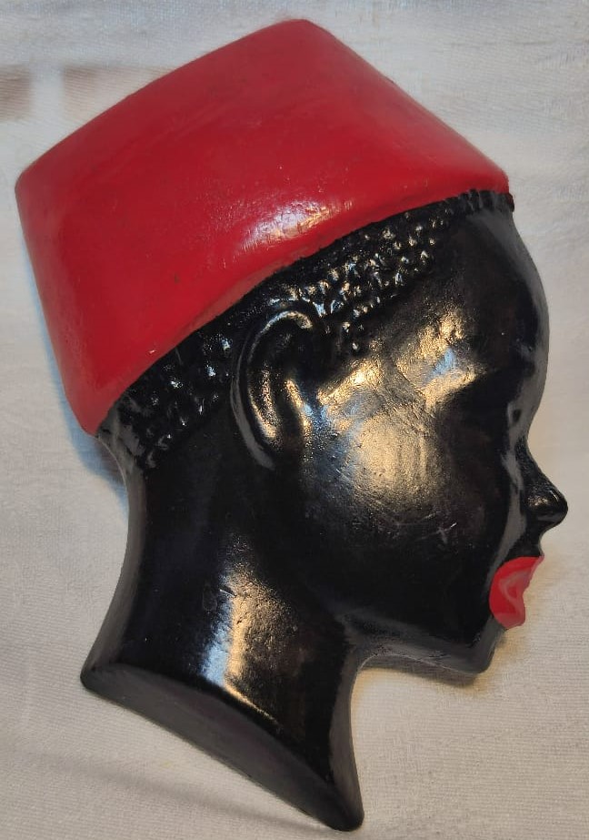 1970 ALCI ARAP KIZI DUVARA ASILAN KAFASINDA KIRMIZI FESLİ YENİ YAPIM DEGİLDİR