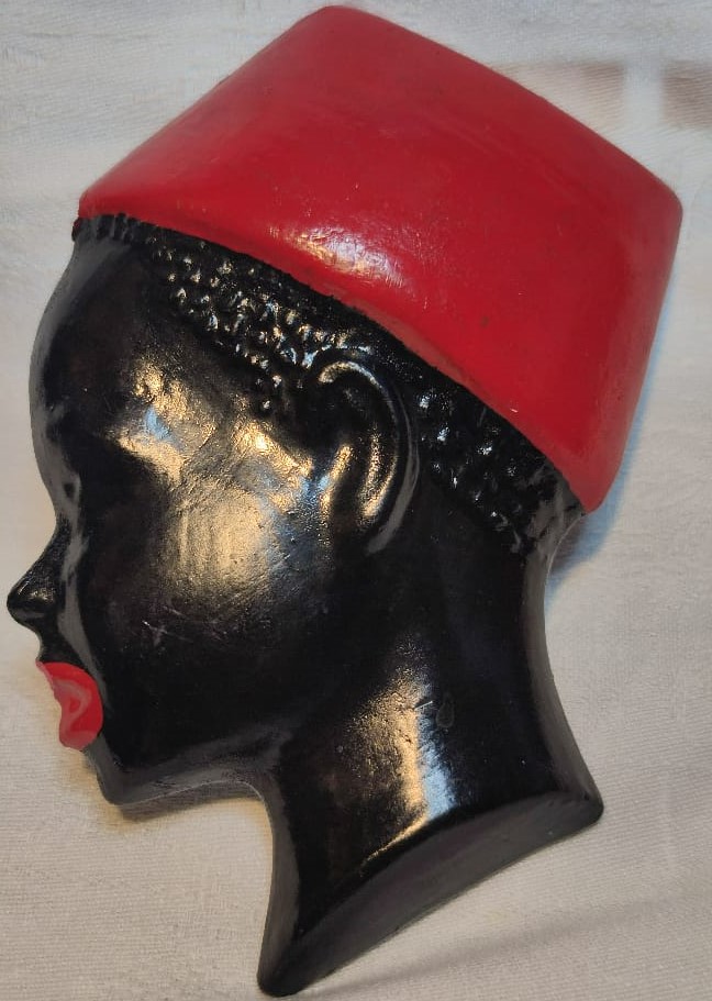 1970 ALCI ARAP KIZI DUVARA ASILAN KAFASINDA KIRMIZI FESLİ YENİ YAPIM DEGİLDİR