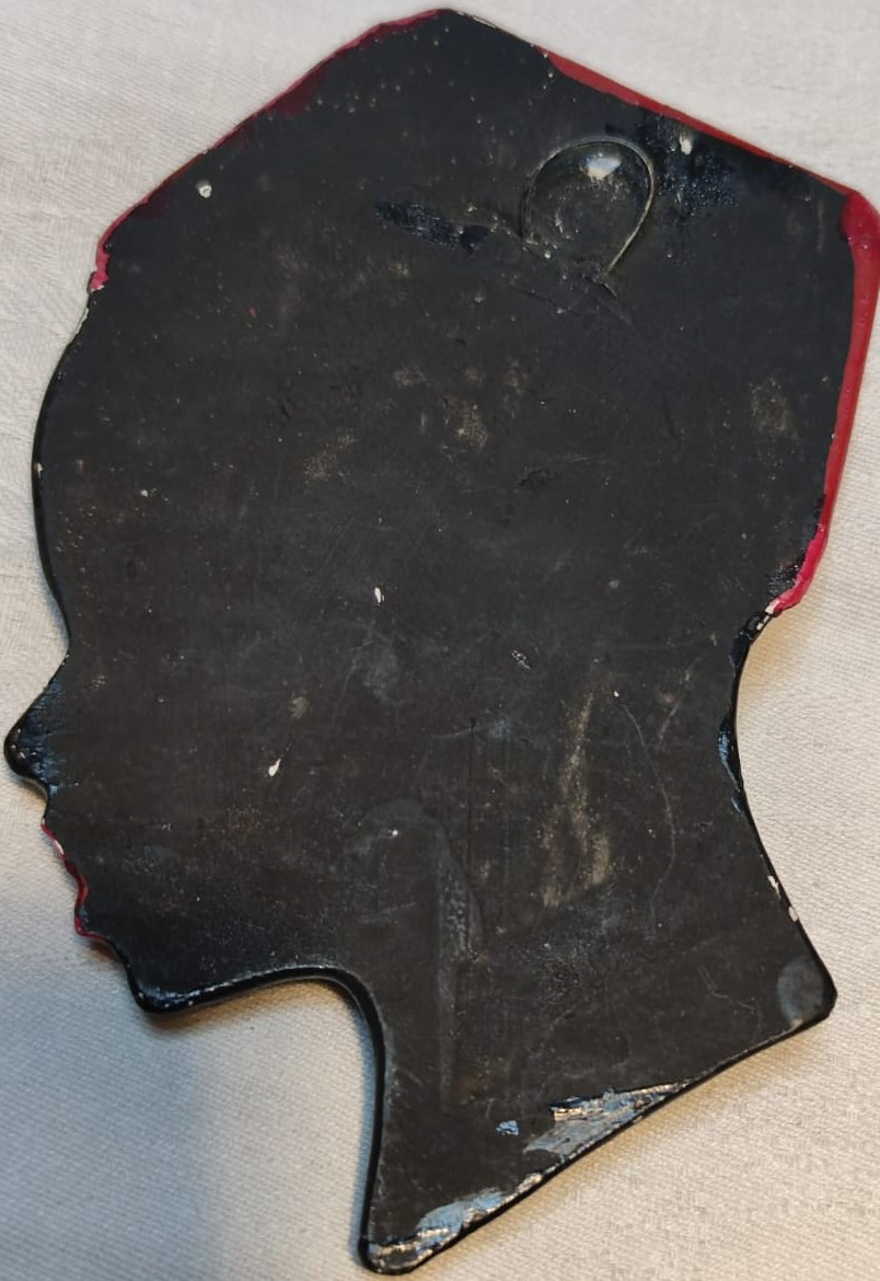 1970 ALCI ARAP KIZI DUVARA ASILAN KAFASINDA KIRMIZI FESLİ YENİ YAPIM DEGİLDİR