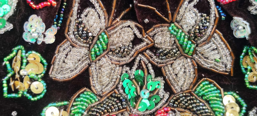 1950 BAYAN GECE CANTASI ÜZERİ TAMAMMEN EL İŞİ BONCUK CAM PULLARLA İŞLEMELİ YARIM DAİRE PİRİNC TASIMA KULPLU