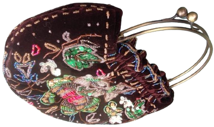 1950 BAYAN GECE CANTASI ÜZERİ TAMAMMEN EL İŞİ BONCUK CAM PULLARLA İŞLEMELİ YARIM DAİRE PİRİNC TASIMA KULPLU