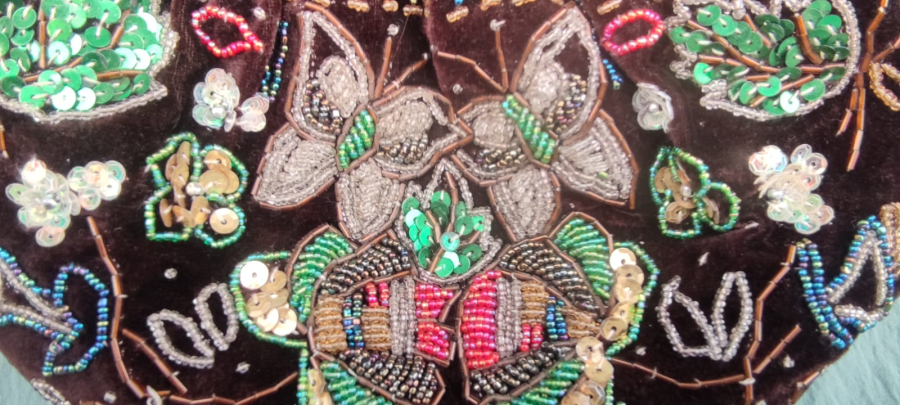 1950 BAYAN GECE CANTASI ÜZERİ TAMAMMEN EL İŞİ BONCUK CAM PULLARLA İŞLEMELİ YARIM DAİRE PİRİNC TASIMA KULPLU