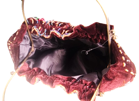 1950 BAYAN GECE CANTASI ÜZERİ TAMAMMEN EL İŞİ BONCUK CAM PULLARLA İŞLEMELİ YARIM DAİRE PİRİNC TASIMA KULPLU