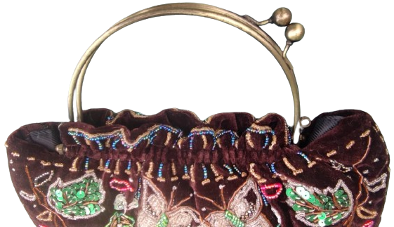 1950 BAYAN GECE CANTASI ÜZERİ TAMAMMEN EL İŞİ BONCUK CAM PULLARLA İŞLEMELİ YARIM DAİRE PİRİNC TASIMA KULPLU