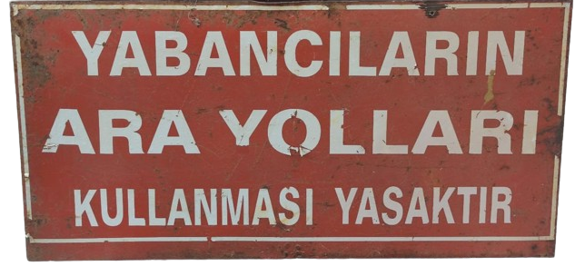 TABELA KIRMIZI ZEMİN UZERİNE BEYAZ YAZI YABANCILARIN ARA YOLLARI KULLANMASI YASAKTIR YAZMAKTA 