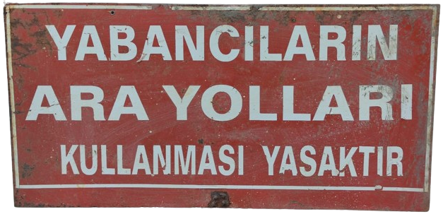 TABELA KIRMIZI ZEMİN UZERİNE BEYAZ YAZI YABANCILARIN ARA YOLLARI KULLANMASI YASAKTIR YAZMAKTA 