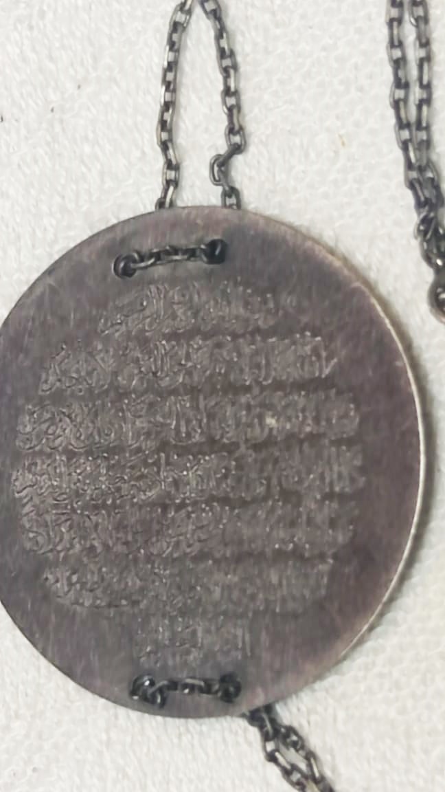 OSMANLI TILSIM BİLEKLİK YUVARLAK FORMDA GÜMÜŞ ZİNCİRLİ  ÜZERİNE EL KAZIMA TILSIM AYETLERİ