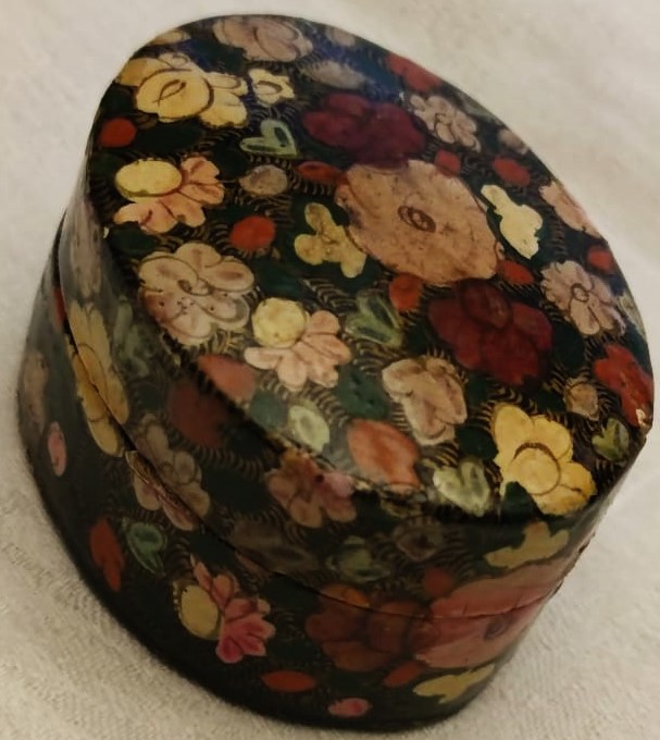 PAPYA MAŞA EL YAPIMI MUCEHVER VEYA COK AMACLI KUTU OVAL FORMDA KAPAKLI ÜZERİ EL BOYAMA CİCEK DAL MOTİFLERİYLE BEZELİ