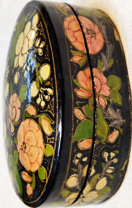 PAPYA MAŞA EL YAPIMI MUCEHVER VEYA COK AMACLI KUTU OVAL FORMDA KAPAKLI ÜZERİ EL BOYAMA CİCEK DAL MOTİFLERİYLE BEZELİ