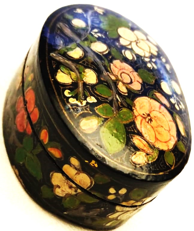 PAPYA MAŞA EL YAPIMI MUCEHVER VEYA COK AMACLI KUTU OVAL FORMDA KAPAKLI ÜZERİ EL BOYAMA CİCEK DAL MOTİFLERİYLE BEZELİ