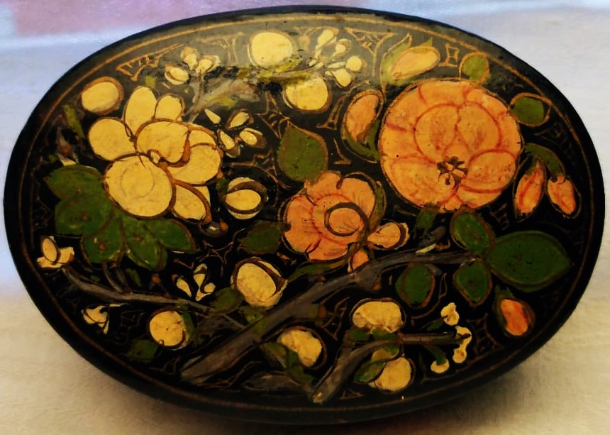 PAPYA MAŞA EL YAPIMI MUCEHVER VEYA COK AMACLI KUTU OVAL FORMDA KAPAKLI ÜZERİ EL BOYAMA CİCEK DAL MOTİFLERİYLE BEZELİ