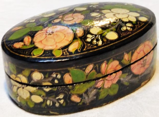 PAPYA MAŞA EL YAPIMI MUCEHVER VEYA COK AMACLI KUTU OVAL FORMDA KAPAKLI ÜZERİ EL BOYAMA CİCEK DAL MOTİFLERİYLE BEZELİ